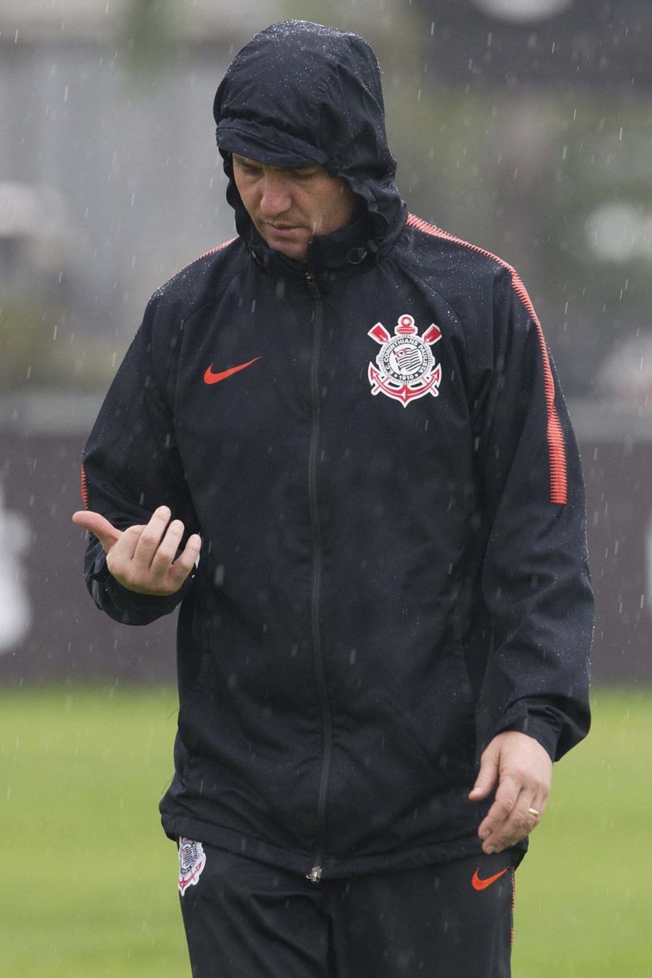 Osmar Loss todo empacotado durante treino chuvoso desta segunda-feira no CT