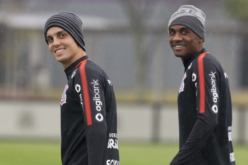 Rodrigo Figueiredo e Marllon durante o treino desta chuvosa tarde no CT Joaquim Grava