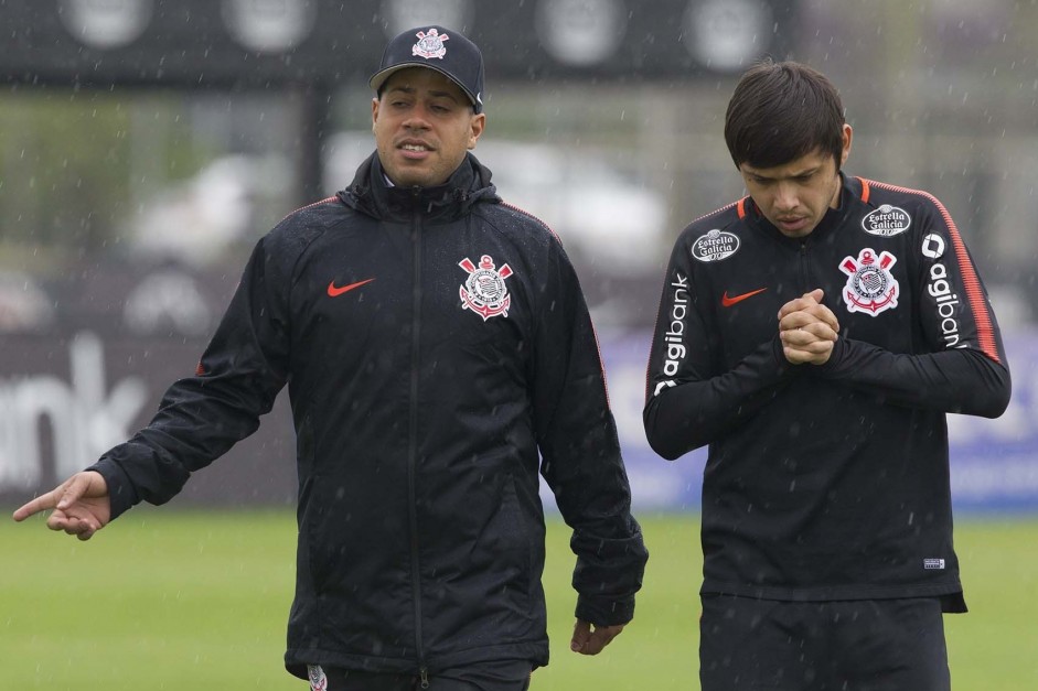 Romero e Leandro Silva no treino frio e chuvoso desta segunda-feira no CT