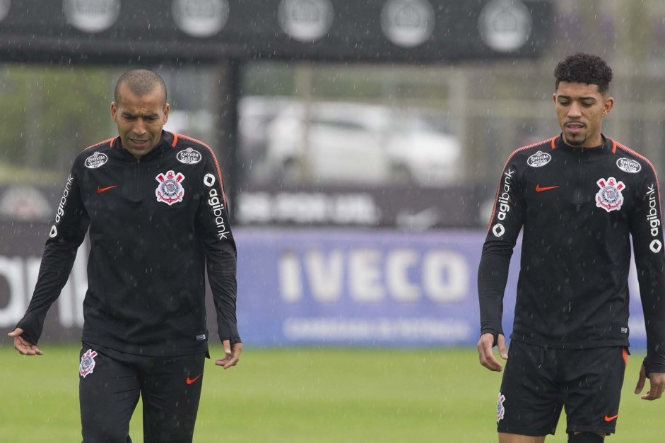 Sheik e Douglas durante tarde chuvosa no CT Joaquim Grava; Foco no Colo-Colo