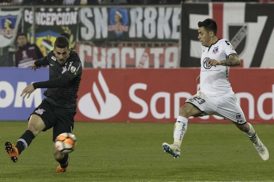 Danilo Avelar foi titular contra o Colo-Colo, no Chile, pela Libertadores 2018