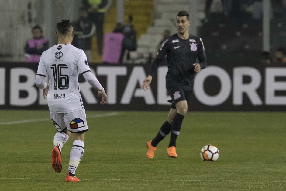 Danilo Avelar no jogo contra o Colo-Colo, no Chile, pela Libertadores 2018