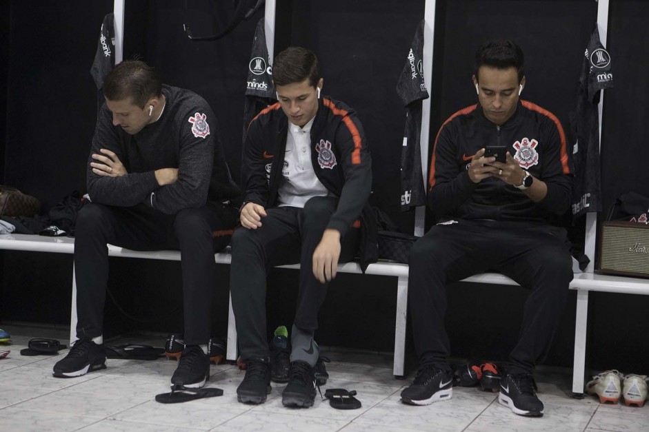 Henrique, Vital e Jadson no vestirio antes do jogo contra o Colo-Colo, no Chile