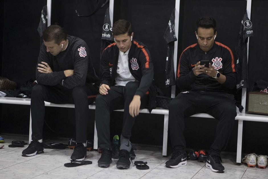 Henrique, Vital e Jadson no vestiário antes do jogo contra o Colo-Colo, no Chile