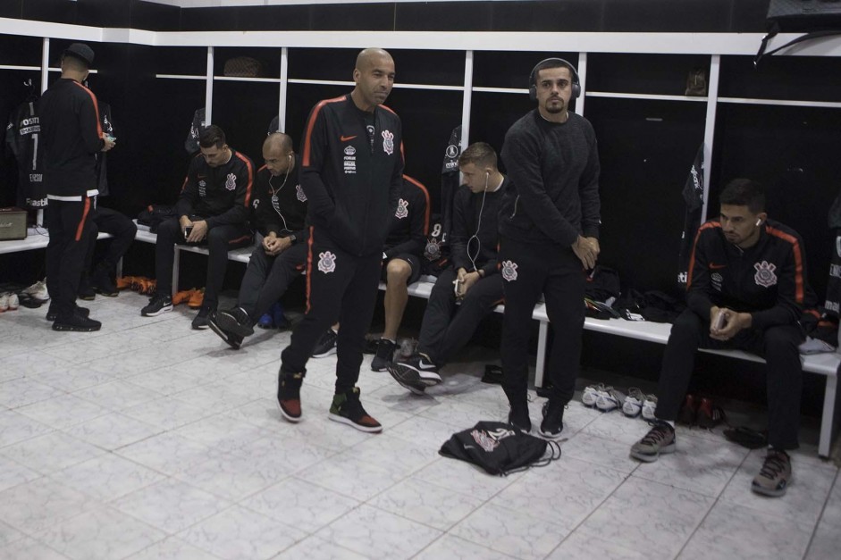 Jogadores no vestiário antes do jogo contra o Colo-Colo, no Chile