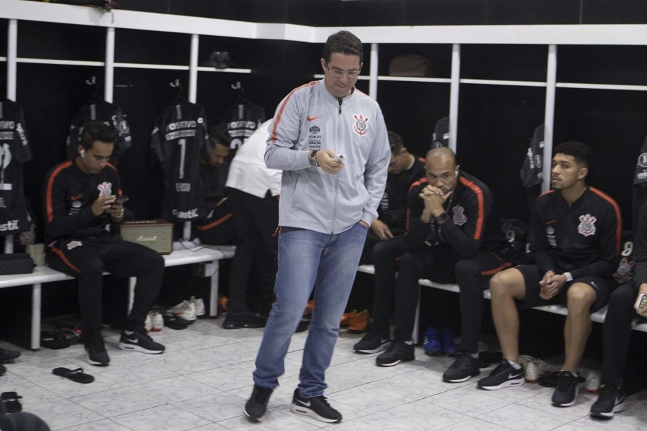 Loss e jogadores no vestirio antes do jogo contra o Colo-Colo, no Chile