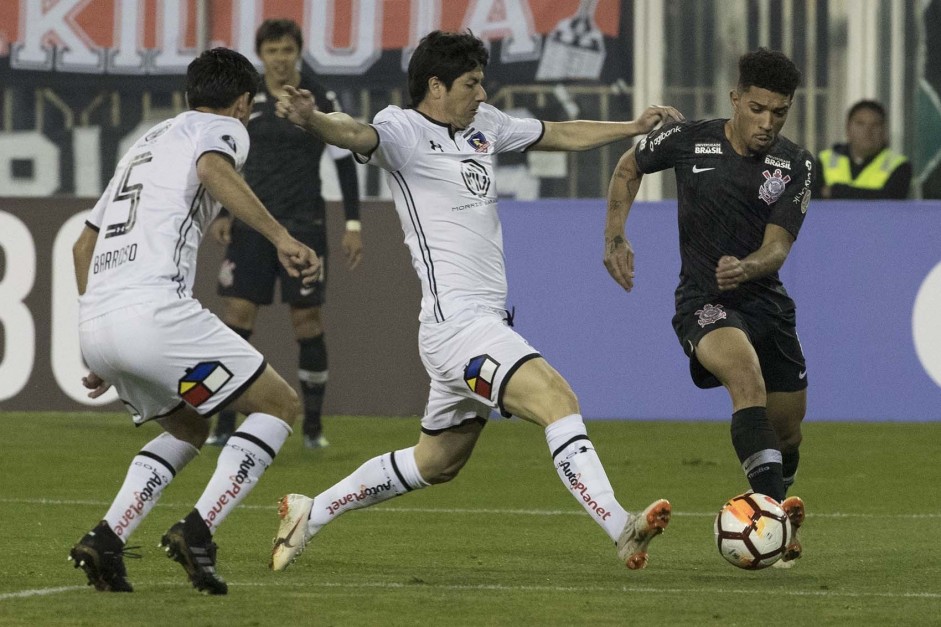 O meia Douglas no jogo contra o Colo-Colo, pela Libertadores