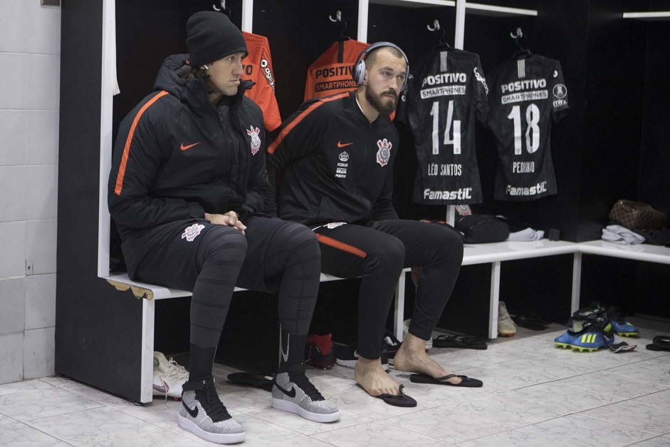 Os goleiros Cssio e Walter antes do jogo contra o Colo-Colo, no Chile