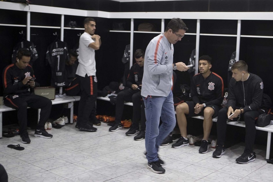 Osmar Loss no vestiário antes do jogo contra o Colo-Colo, no Chile
