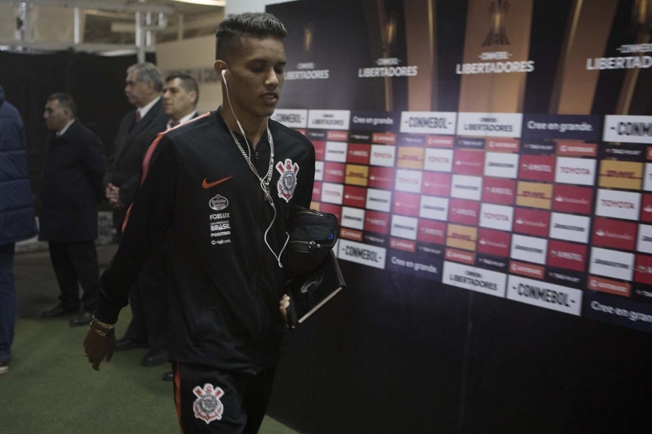 Pedrinho chega ao estádio antes do jogo contra o Colo-Colo, no Chile