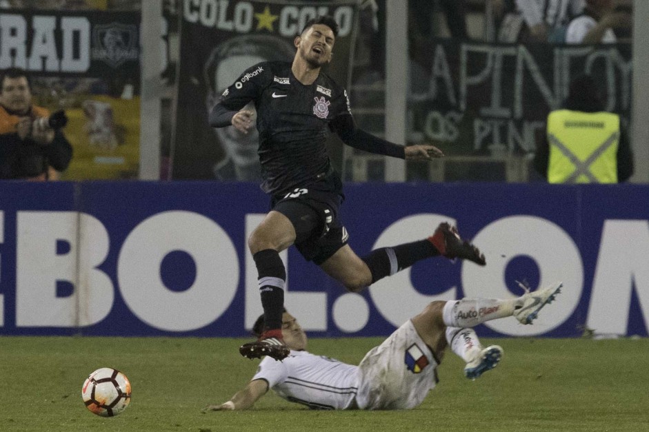 Pedro Henrique é titular desde a saída de Balbuena; Foto de jogada contra o Colo-Colo