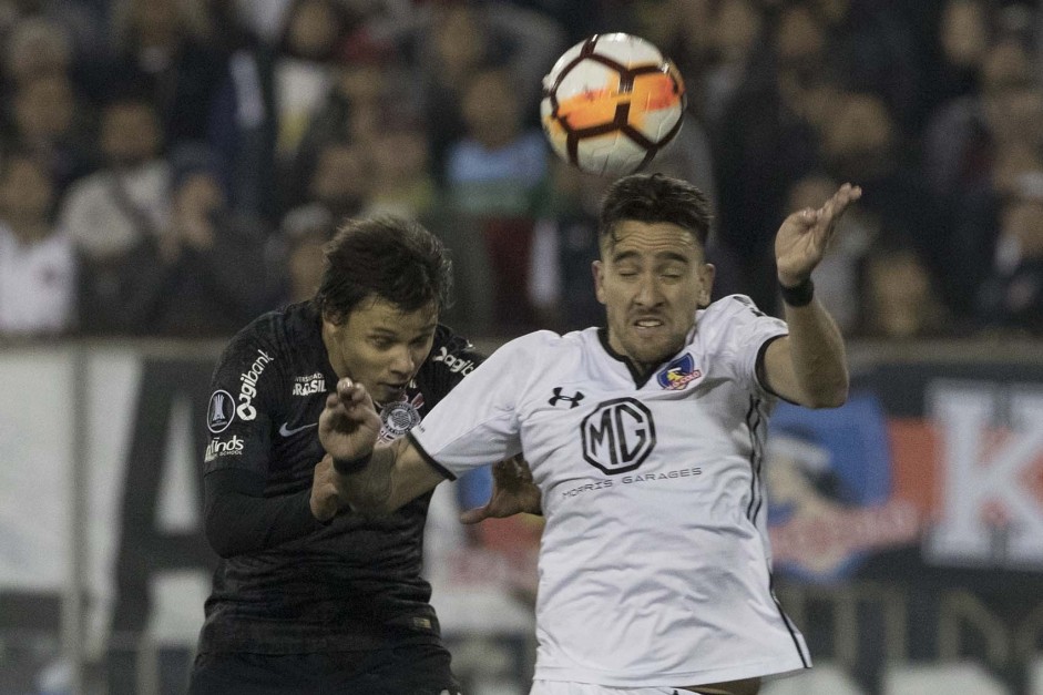 Romero em jogada aérea contra o Colo-Colo, pela ida da Libertadores 2018, no Chile