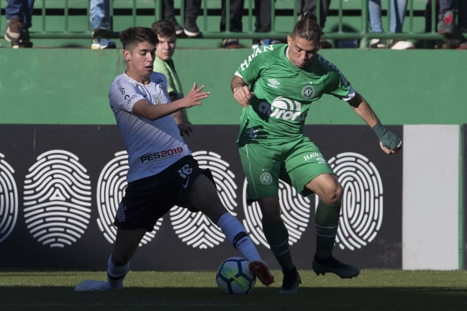 Araos durante jogo contra a Chapecoense, pelo Brasileiro, na Arena Cond