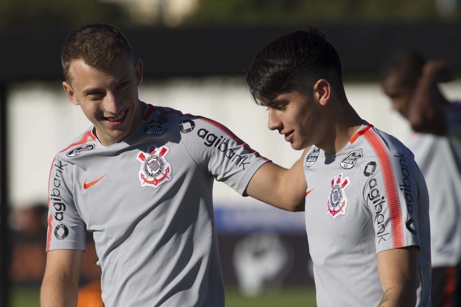 Carlos Augusto e o novato ngelo Araos no treino de hoje no CT Joaquim Grava