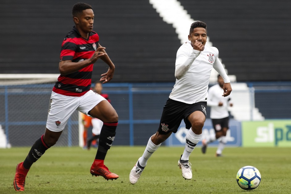 Fessin em jogada contra o Vitória, pelo Brasileiro sub-20