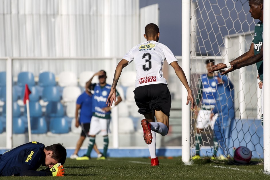 Joo Vitor comemora seu gol contra ao Palmeiras, pelo Paulista sub-20