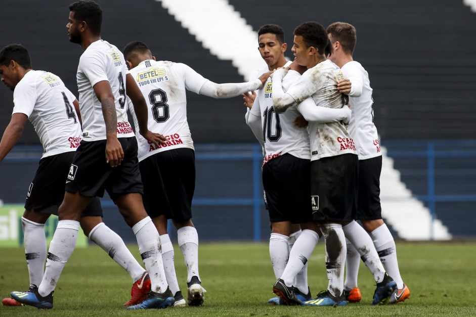 Jogadores comemoram o gol de Fabrcio Oya contra o Vitria, pelo Brasileiro sub-20