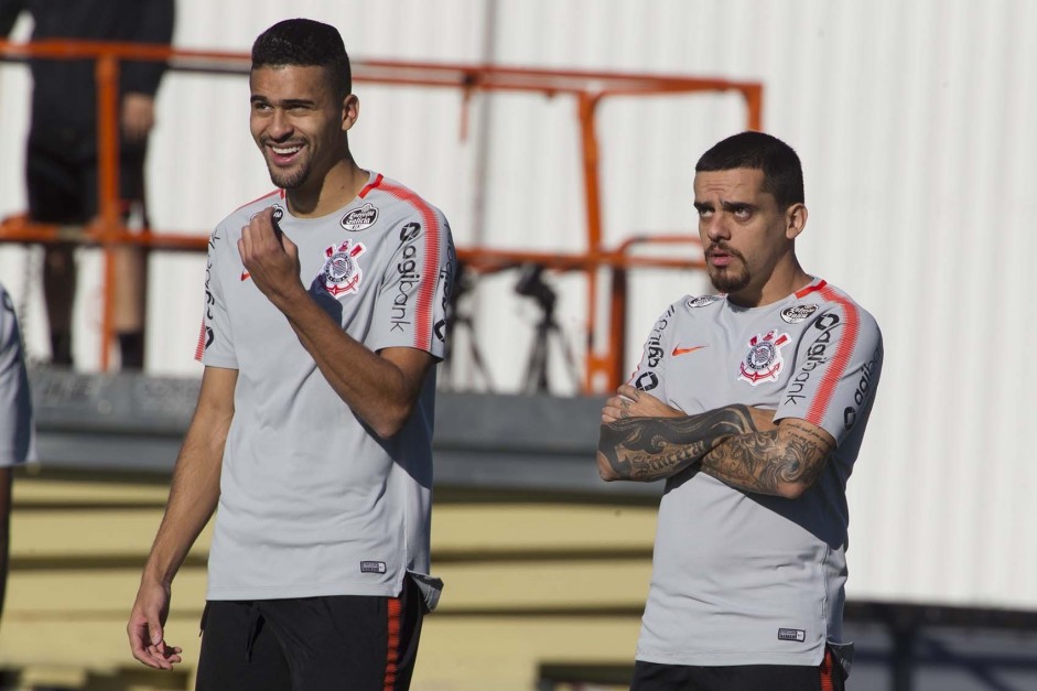 Léo Santos e Fagner durante o treino de hoje no CT Joaquim Grava