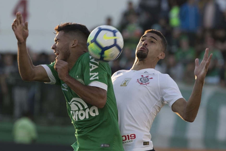 Léo Santos em jogada contra a Chapecoense, pelo Brasileirão, na Arena Condá