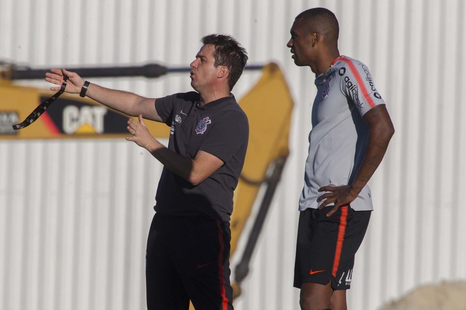 Loss comandou o primeiro treino da equipe após desembarque no Brasil