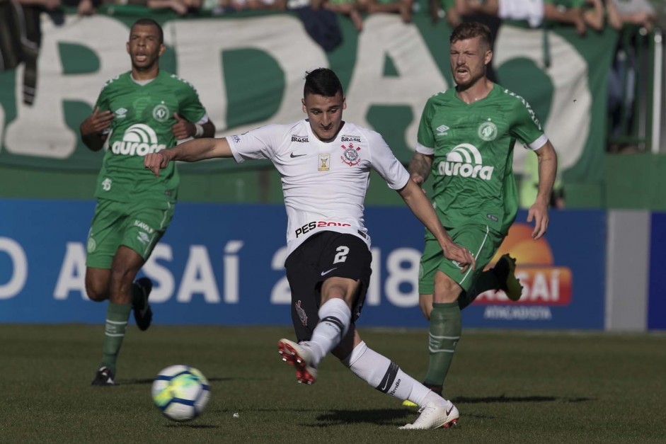 Mantuan em jogada durante partida contra a Chapecoense, pelo Brasileiro, na Arena Cond