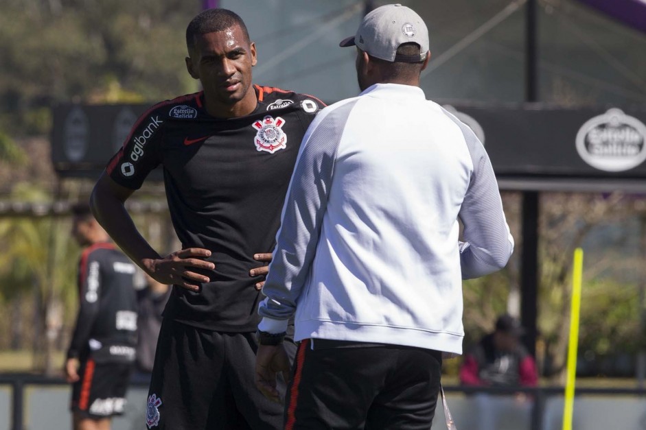 Marllon recebendo instruções durante o treino de hoje no CT Joaquim Grava