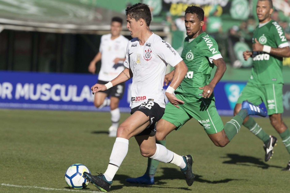 Mateus Vital durante partida contra a Chapecoense, na Arena Cond, pelo Brasileiro