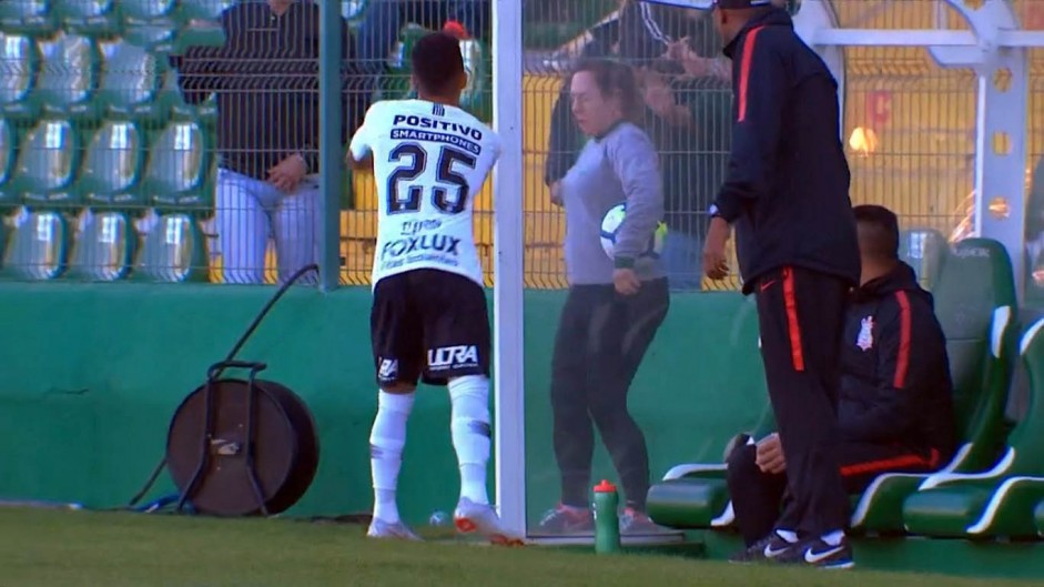 Momento em que Clayson dispara água contra torcida da Chapecoense Momento em que Clayson dispara água contra torcida da Chapecoense