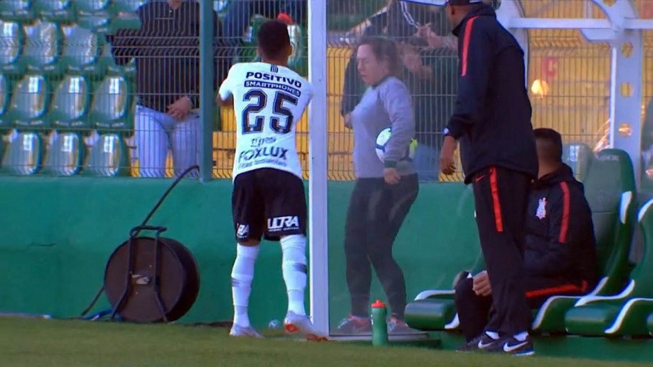 Momento em que Clayson dispara gua contra torcida da Chapecoense