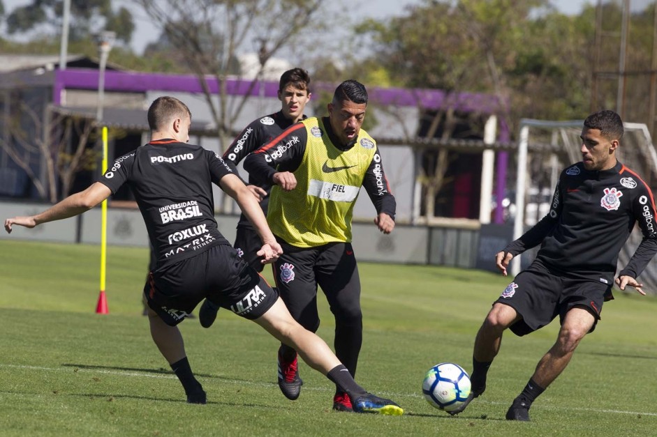 No CT, jogadores treinam para enfrentar a Chapecoense, na Arena Condá