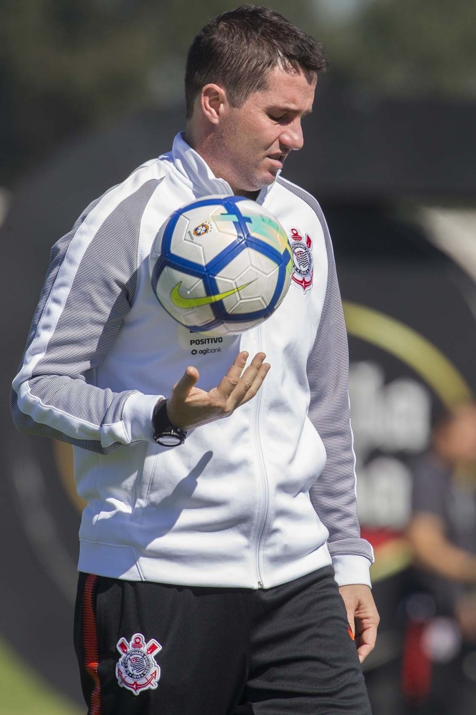 Osmar Loss comandando o último treino antes do jogo contra a Chapecoense, pelo Brasileirão