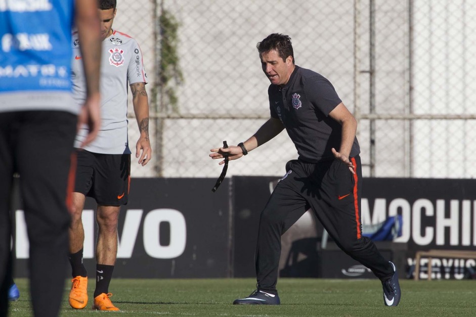 Osmar Loss comandou a atividade desta tarde no CT Joaquim Grava; Foco total na Chapecoense