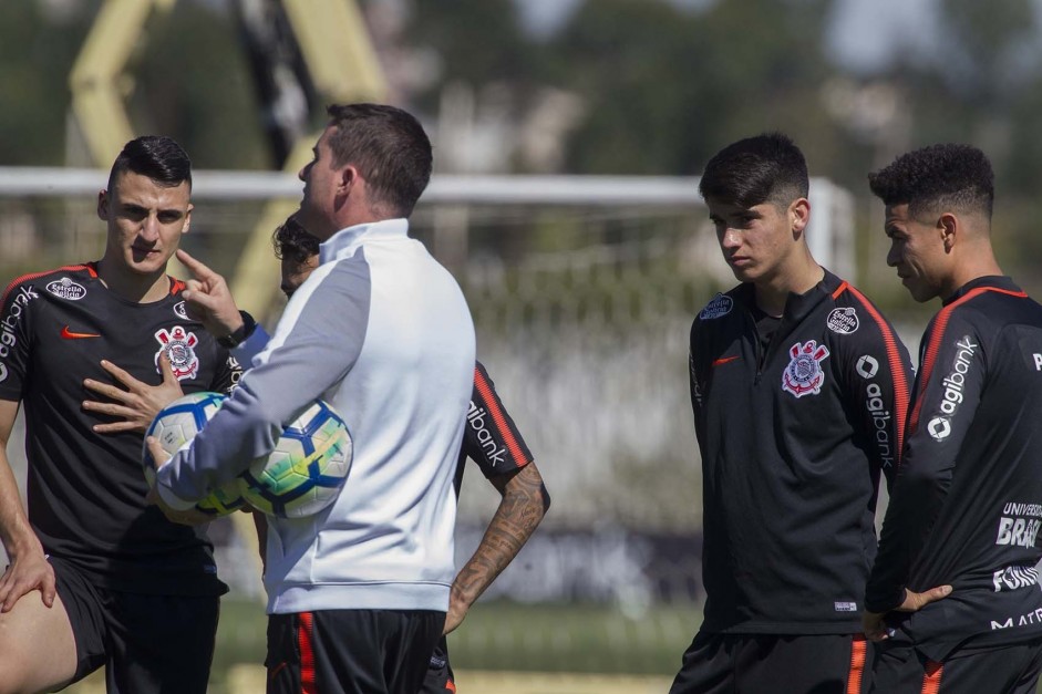 Osmar Loss comandou o treinamento da equipe para o jogo contra a Chapecoense, na Arena Cond