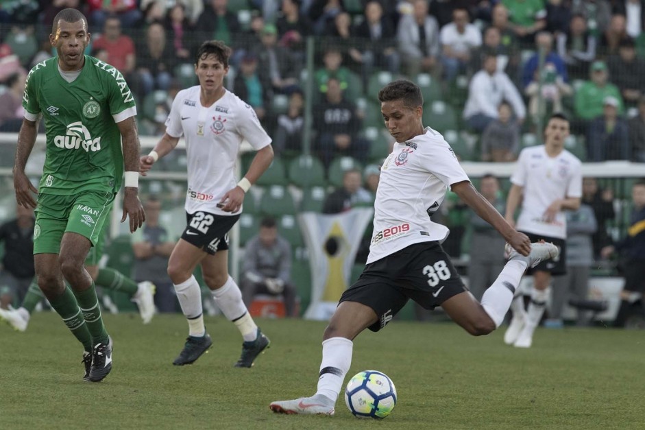 Pedrinho durante jogo contra a Chapecoense, pelo Brasileirão, na Arena Condá