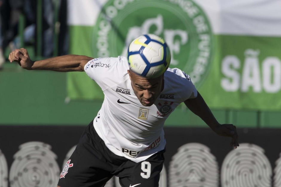 Roger durante jogo contra a Chapecoense, pelo Brasileirão, na Arena Condá