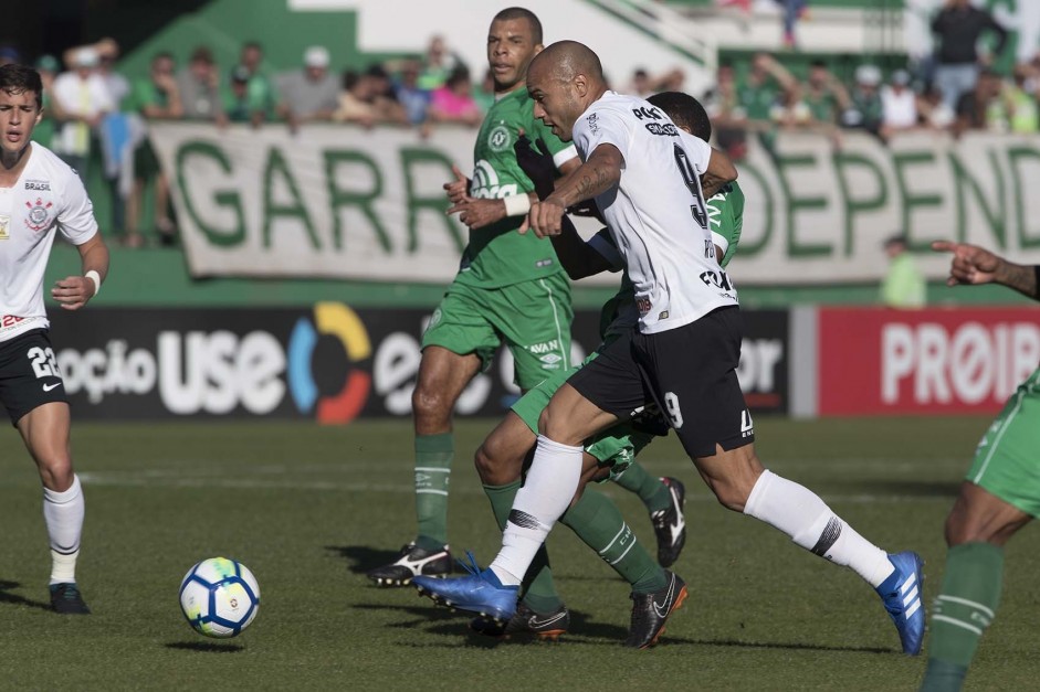 Roger em partida contra a Chapecoense, pelo Brasileirão, na Arena Condá