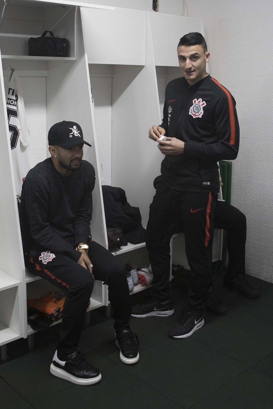Clayson e Mantuan no vestiário da Arena Condá antes do jogo contra a Chapecoense
