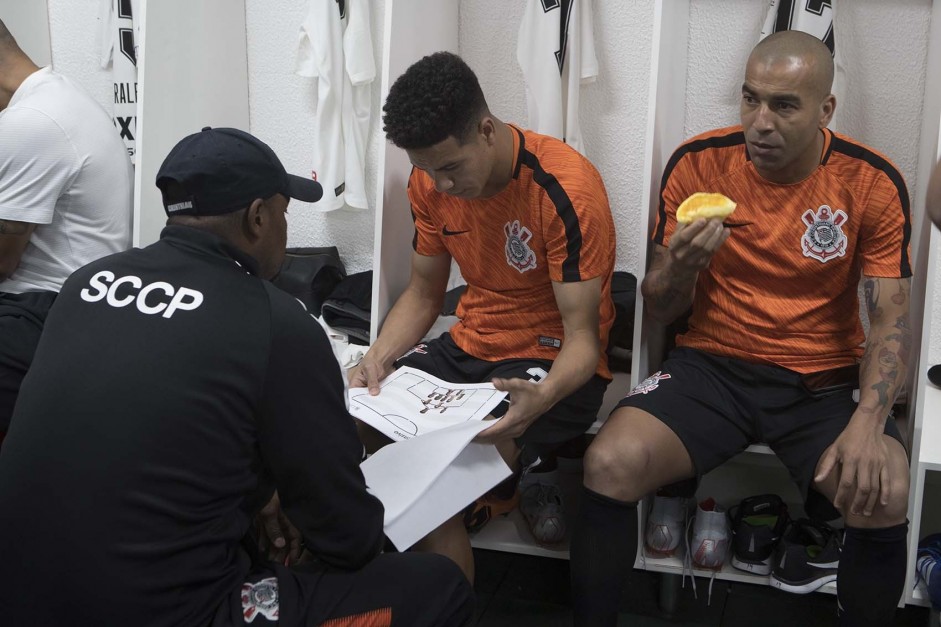 Marquinhos Gabriel e Emerson Sheik no vestiário antes do jogo contra a Chapecoense