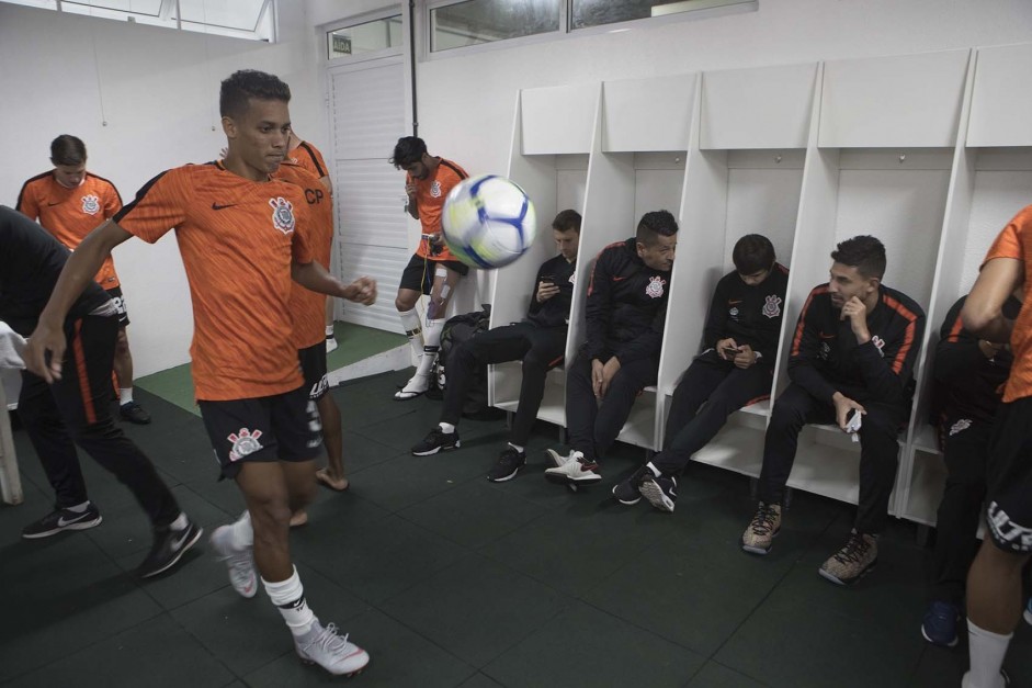 O garoto Pedrinho no vestirio da Arena Cond antes do jogo contra a Chapecoense