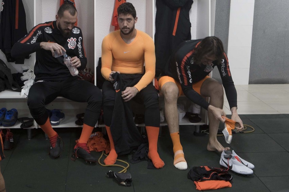 Os goleiros Walter, Cássio e Caíque França no vestiário da Arena Condá antes do jogo contra a Chape