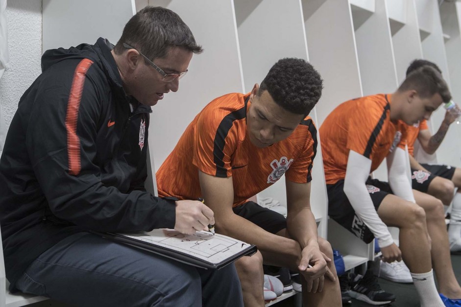 Osmar Loss conversa com Marquinhos Gabriel antes do jogo contra a Chapecoense, na Arena Condá