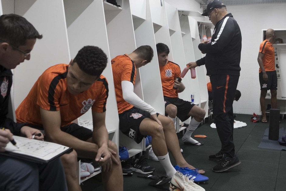 Osmar Loss e comisso passam instrues para equipe no vestirio da Arena Cond