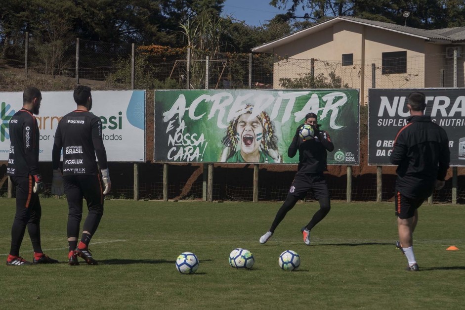 Arqueiros do Corinthians durante treino em Chapecó