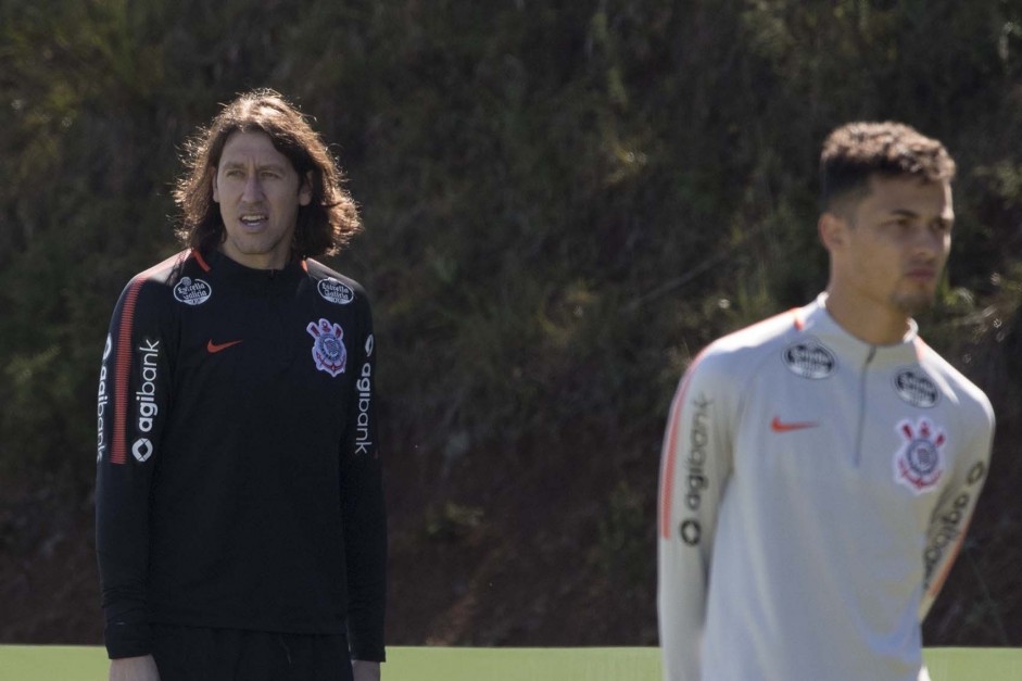 Cássio e Thiaguinho no treino desta segunda-feira em Chapecó