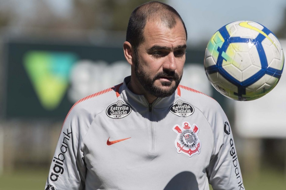 Danilo durante treino em Chapecó para duelo decisivo pela Copa do Brasil