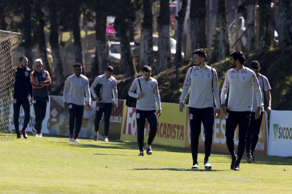 Jogadores do Corinthians chegam para o treino em Chapecó