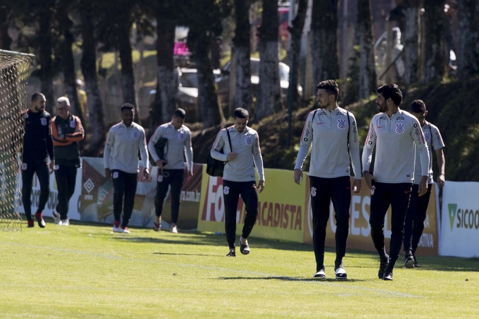 Jogadores do Corinthians chegam para o treino em Chapec