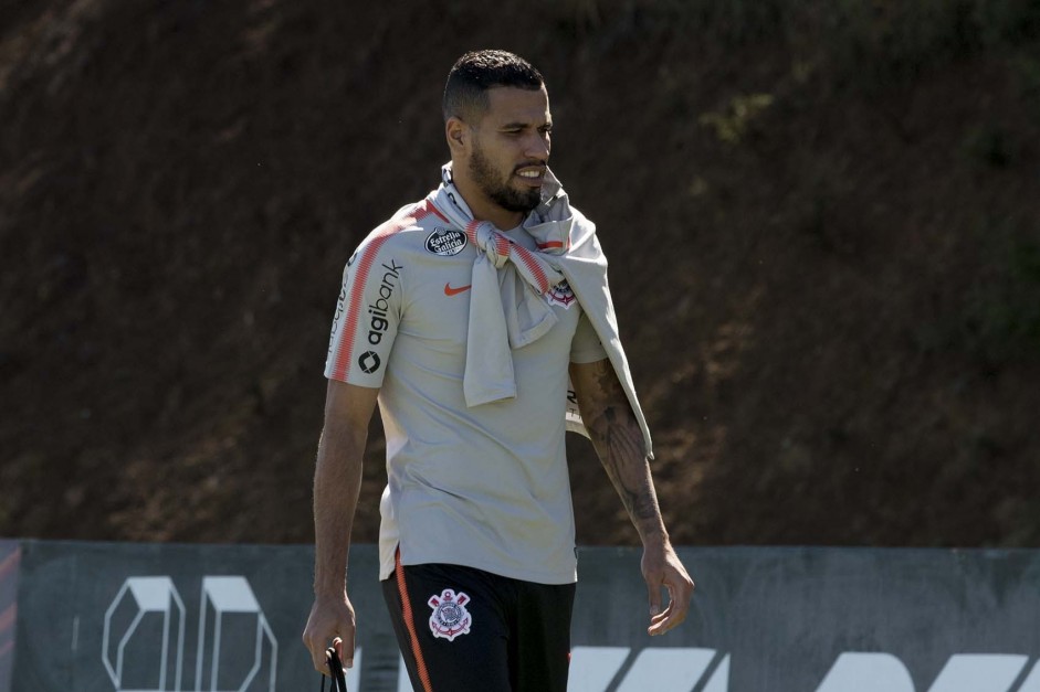 Jonathas em Chapecó durante treino para jogo contra a Chapecoense, pela Copa do Brasil