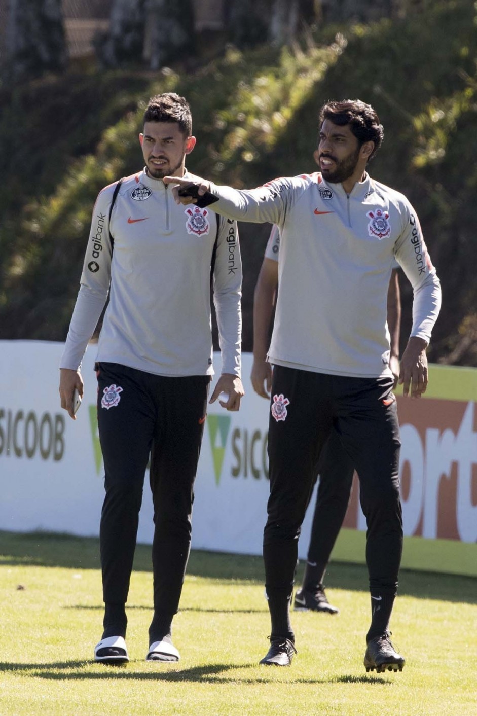 Os zagueiros Vilson e Pedro Henrique chegam para o treino em Chapec