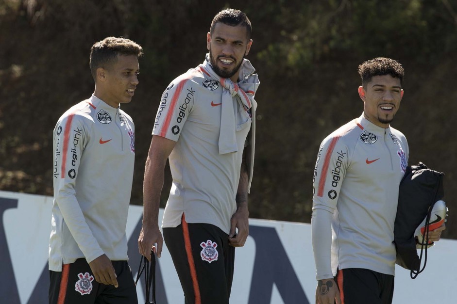 Pedrinho, Jonathas e Douglas durante treino em Chapec